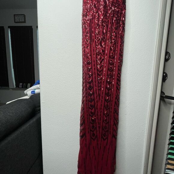 Elegant Red Sequin Dress - Picture 2 of 9